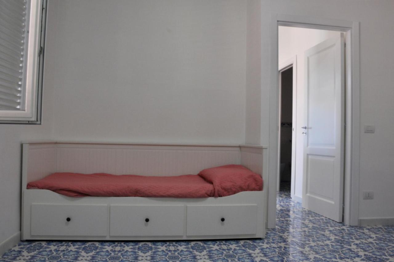 Calise Guest House B Senza Balcone Прочида Екстериор снимка