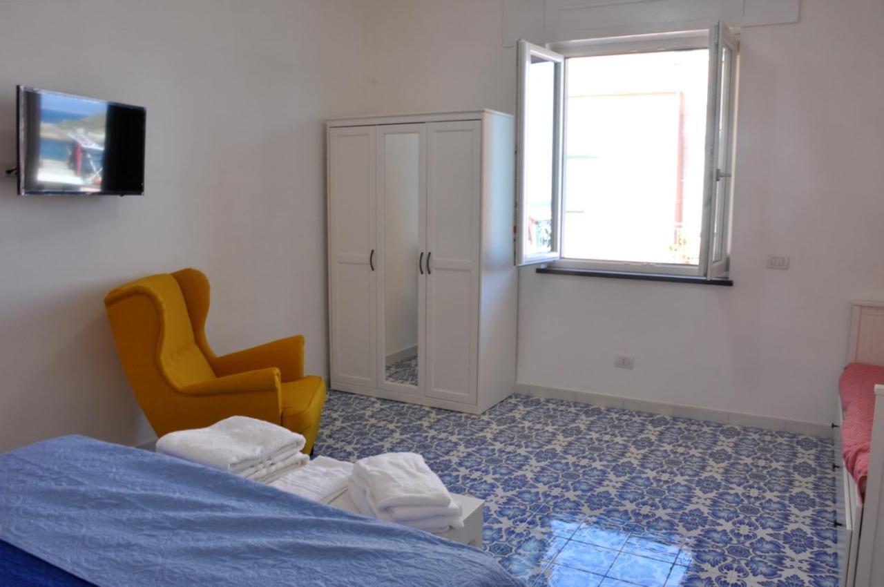 Calise Guest House B Senza Balcone Прочида Екстериор снимка