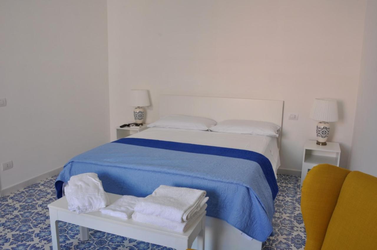Calise Guest House B Senza Balcone Прочида Екстериор снимка