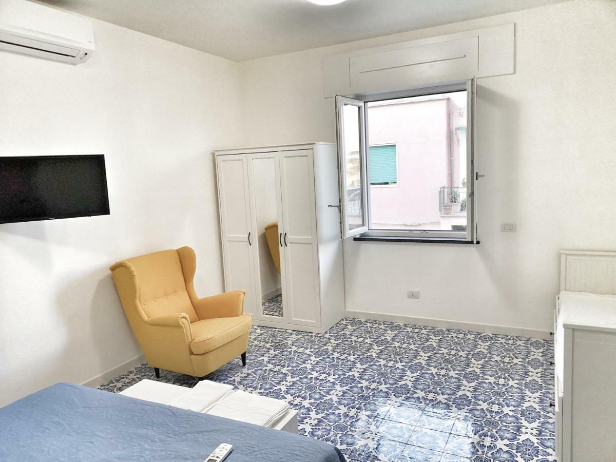 Calise Guest House B Senza Balcone Прочида Екстериор снимка